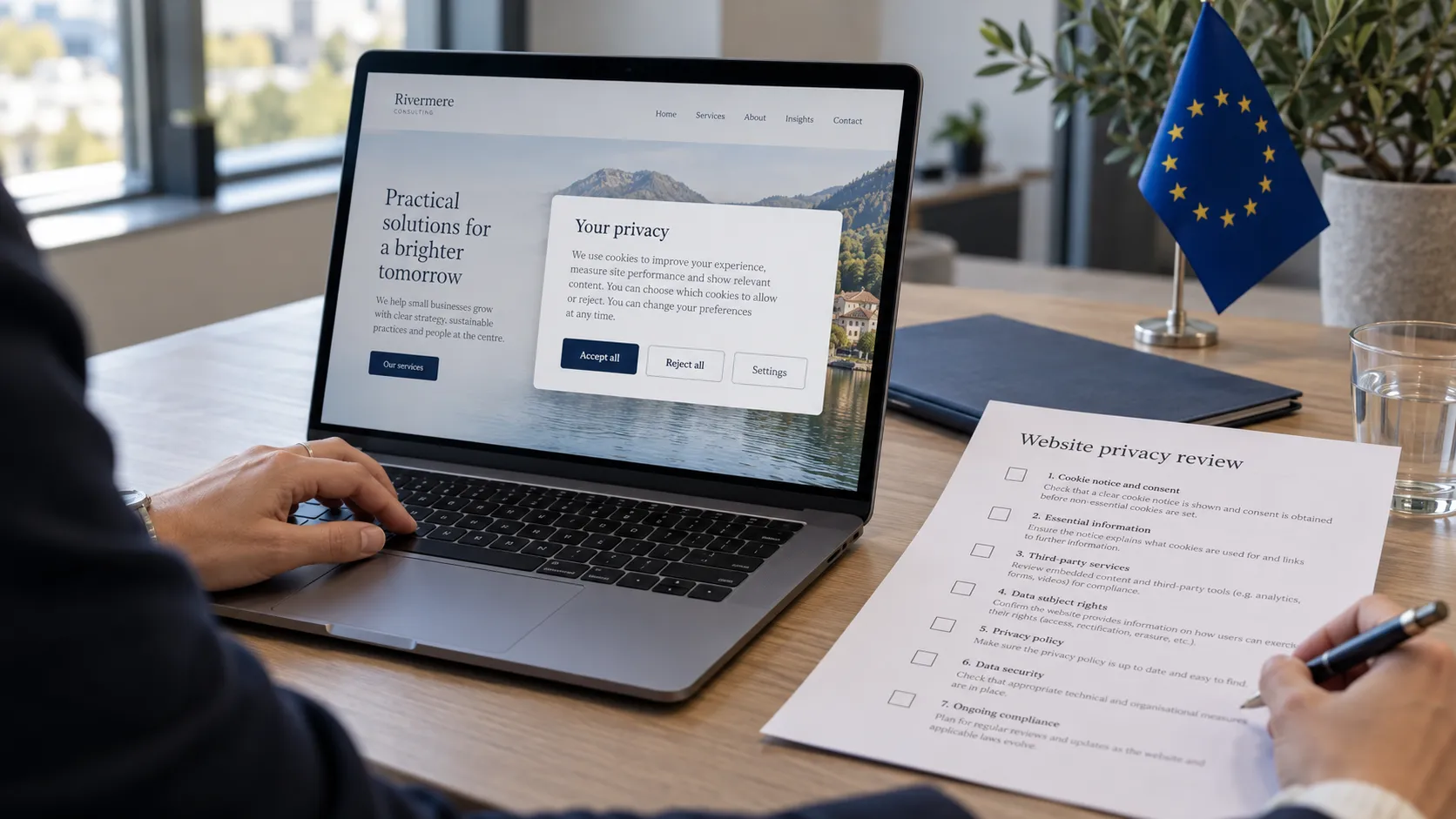 Webentwicklerin am Schreibtisch mit Code und Interface-Entwürfen auf mehreren Bildschirmen